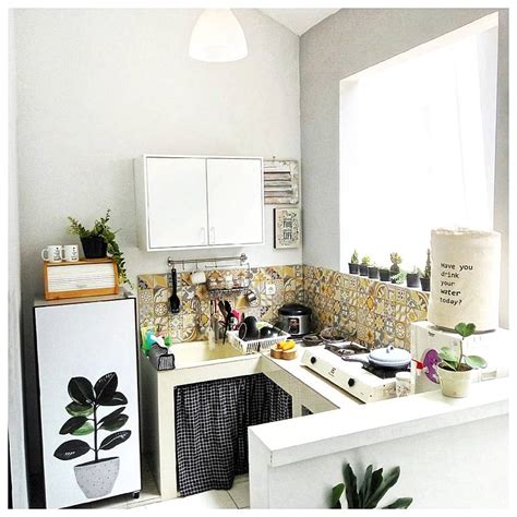 Desain dapur mungil 2 x 1 meter ini terlihat rapi dan memukau juga tidak terasa sumpek meski sebetulnya memang sempit , hal ini tentu saja dikarenakan penataan interior yang pas seperti pemilihan warna putih pada kitchen set, lantai kayu yang hangat, dan yang paling menjadi pengaruh besar untuk dapur tetap luas adalah adanya jendela atau bukaan yang cukup lebar. 35 Desain Dapur Minimalis Sederhana dan Modern Terbaru ...