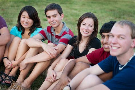 Gruppe Multiethnische Glückliche Jugendliche Draußen Stockfoto Bild