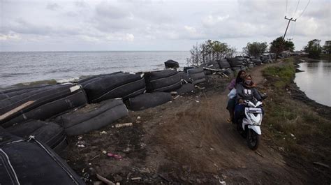 Ratusan Rumah Di Pesisir Karawang Hilang Tergerus Abrasi