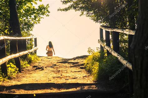 Chica Caminando Por El Camino Del Bosque — Foto De Stock © Masterwilu