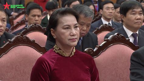 Bao nhiêu công phu của người đi học chú trọng vào sự học cho nhớ những sách tứ thư, ngũ kinh cùng những lời thể chú của tiền nho trong những sách ấy và học thêm mấy bộ sử nước tàu. Trao Huy hiệu 50 năm tuổi Đảng tặng Tổng Bí thư Nguyễn Phú ...