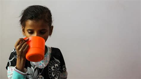 اليونيسف خطوة واحدة تفصل 6 ملايين طفل باليمن عن المجاعة