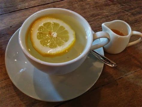 Kebaikan ini muncul berkat kandungan asam sitrat dalam lemon. 10 Kebaikan Minum Air Lemon | genkimomma.my