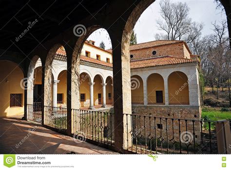 Het grootste land van het iberisch schiereiland is spanje. De Galerij Van Het Klooster Van Yuste, Caceres-provincie ...