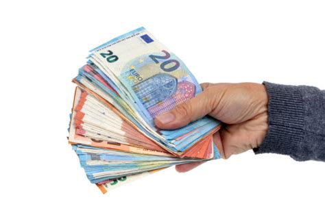 Avec l'usure du temps ou à cause d'une maladresse, vous pouvez vous retrouver avec un billet coupé en 2 ou un billet de 50 euros déchiré. Liasse De Billets Euros Banque d'images et photos libres ...