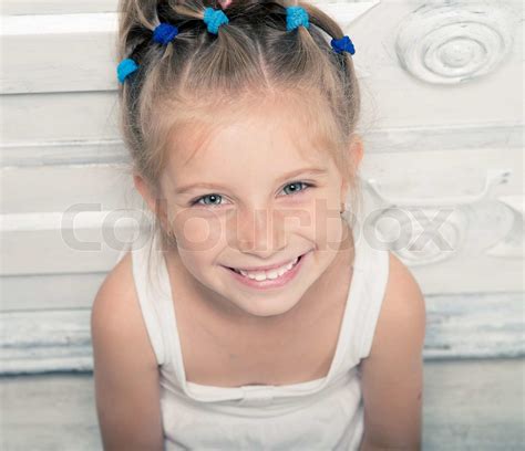 Lächelnde Kleine Mädchen Stock Bild Colourbox