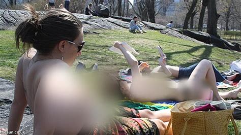 Wow Wanita Pecinta Sastra Topless Di Central Park New York Health