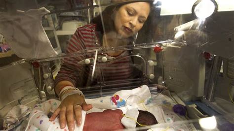 video texas mom tressa montalvo gives birth to two sets of identical twins