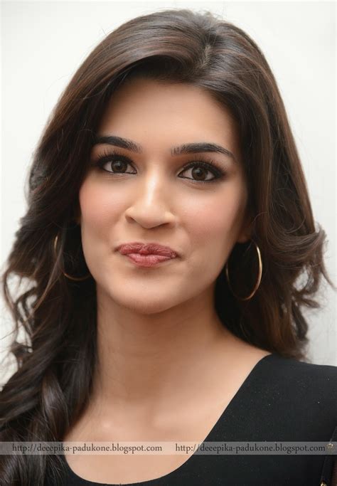 Deepika Padukone Kriti Sanon Black Dress Photos