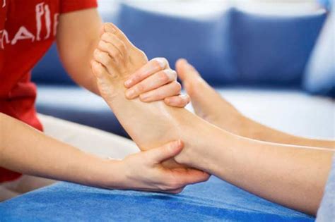 7 Tips To Treat Swollen Feet In Diabetics