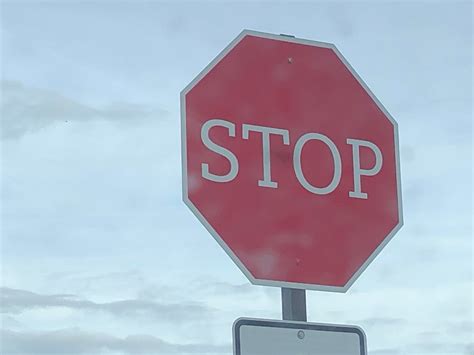 This Stop Sign has a different font. : mildlyinteresting