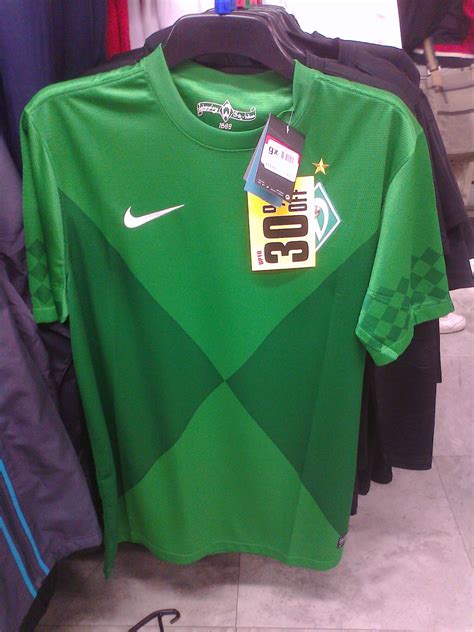 A través de sus redes sociales el bremen presentó las nuevas camisetas que preparó umbro para la próxima temporada. Diseños, vectores y más: Werder Bremen 2012/2013 Camiseta ...