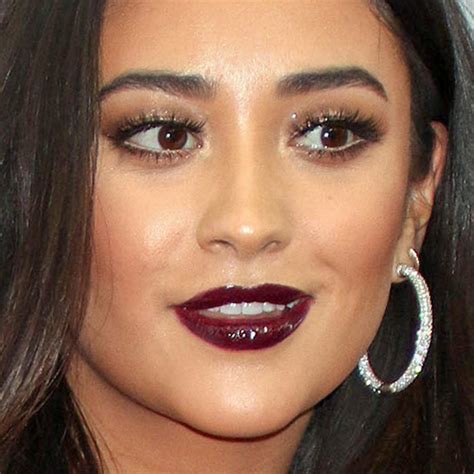 Shay Mitchell Makeup Brown Eyeshadow And Pink Lip Gloss Steal Her Style