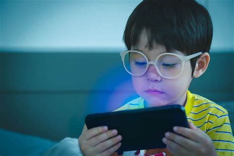 How Blue Light Affects Kids And Sleep Smart Phones Electronic Devices