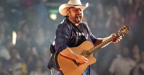 Photos Garth Brooks Dazzles Fans In Sold Out Tiger Stadium Photos