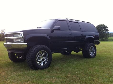 1999 K2500 Chevy Suburban 454 On 38″ Mickey Thompsons Lifted Chevy