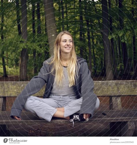 Blondes Mädchen Sitzt Auf Einer Bank Im Wald Ein Lizenzfreies Stock Foto Von Photocase