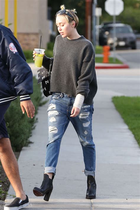 Index Of Wp Contentuploadscelebritiesmiley Cyrusin Ripped Jeans