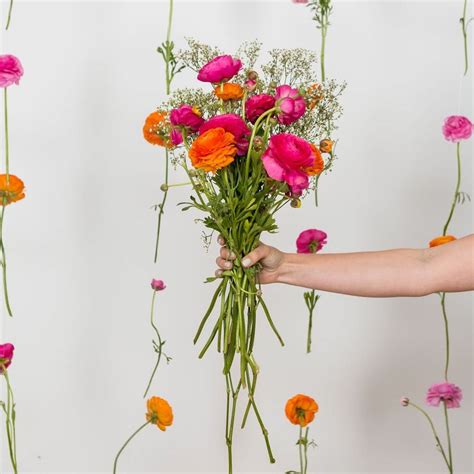 How to size the paper flowers. This DIY Flower Backdrop Wall Is *Perfect* for Spring Parties - Brit + Co