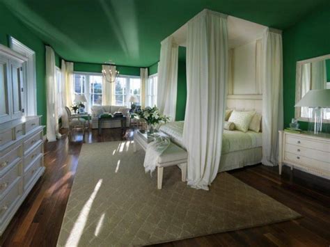 10 Beautiful Master Bedrooms With Green Walls