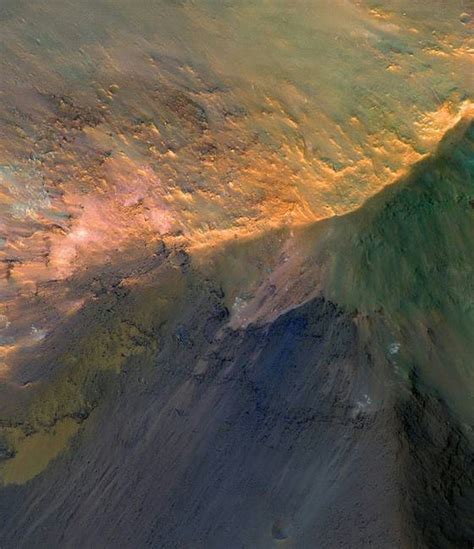 Nasa Spacecraft Snaps New Image Of Marss Largest Canyon