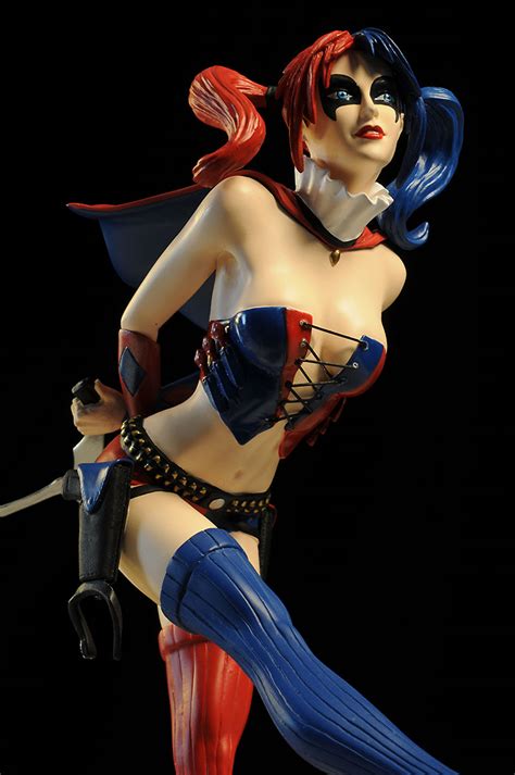Review And Photos Of Cover Girls Dcu Harley Quinn Statue By Dcc