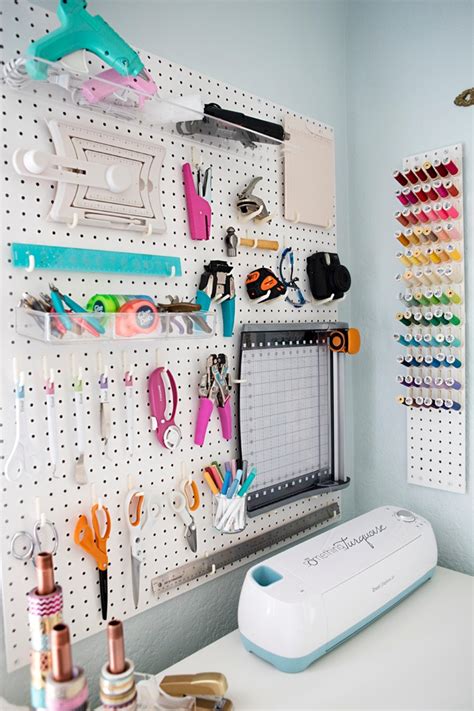 Our fingers are itching for a craft room makeover. Creative, Thrifty, & Small Space Craft Room Organization ...