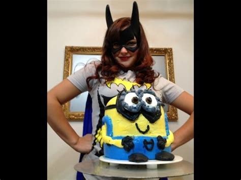 Pipe black around the outlines and fill in with small buttercream stars to create minions on top of the cake. Batman Minion Cake in Buttercream- Cake Decorating- How To - YouTube