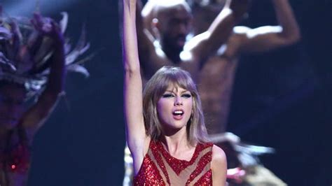 Taylor Swift Arrasa En Los Premios Mtv Con Tres Galardones