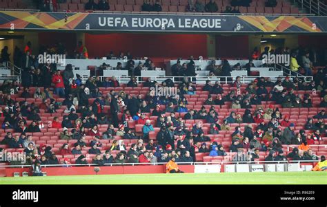 Emirates Stadium Fans High Resolution Stock Photography And Images Alamy