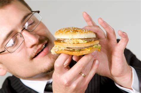 Homme D affaires Mangeant L hamburger Affamé Photo stock Image du