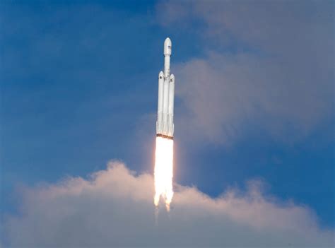 Spacex Launches Falcon Heavy The New York Times