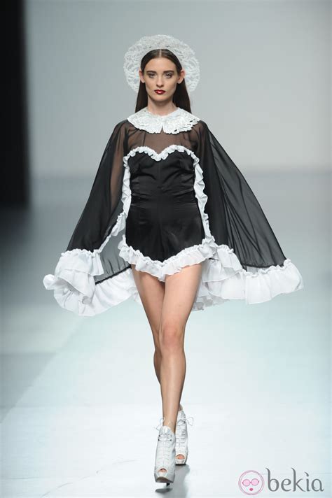 Lunes, 22 de febrero de 2021. Modelo en blanco y negro de Carlos Díez, colección ...