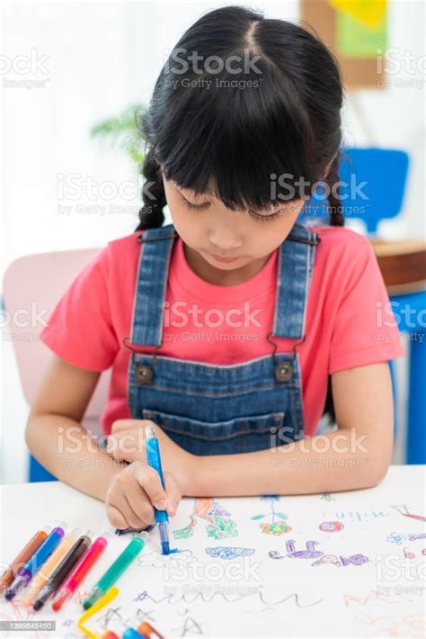학교와 여름 코스로 돌아 가기 유치원 교실을 그리거나 색칠하는 어린 아이들 6 7 살에 대한 스톡 사진 및 기타 이미지 6