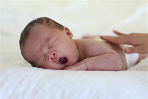 Fotos Gratis Persona Niño Bebé Boca Bostezo Dormir Soñoliento