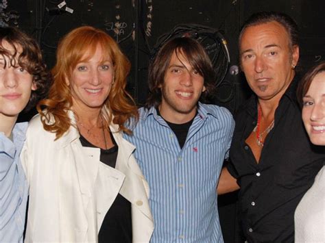 Sämtliche sparten des rock, blues, liedermacher, neuheiten,newcomer, cd der woche, ausgefallenes, news trends und tipps.absolut chartschrottfrei ohne viel jinglefeuerwerk oder standardgelaabere. Springsteen: „Ich war ein Rumtreiber"