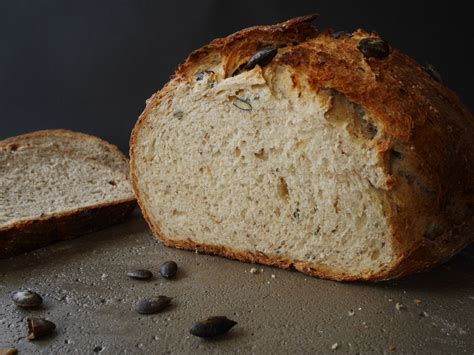 Soak the kamut flakes in the water overnight in a small saucepan. Topfbrot mit Kamut und Kürbiskernen | Brot backen ...