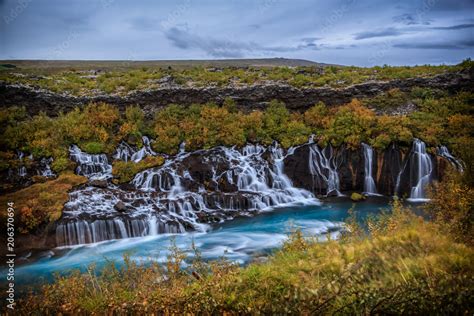 Hraunfossar Wasserfall In Island Herbstliche Bunte Landschaft Stock