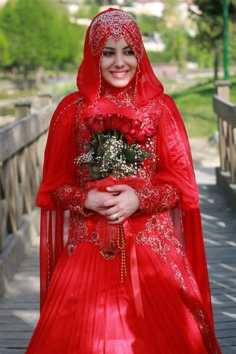 Red Muslim Wedding Dresses 2015 Beautiful Bridal Gowns With Hijab Lace Appliques Crystals