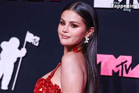 Selena Gomez Stuns In A Red Dress At The Mtv Video Music Awards 151 New Photos ͡° ͜ʖ ͡