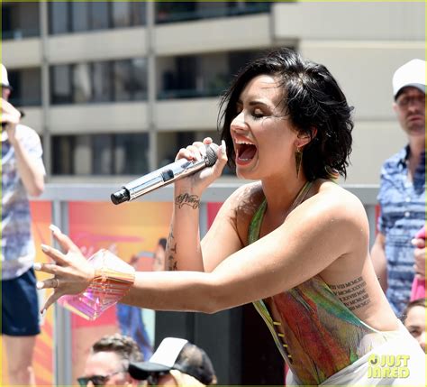 Demi Lovato Cai Durante Show Em Pool Party