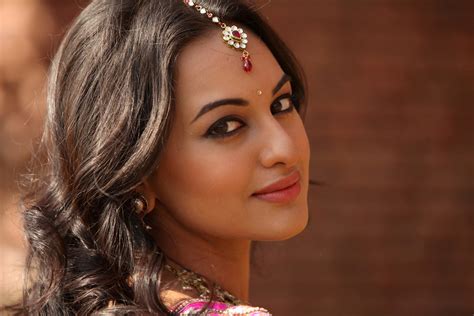 Beautiful Bollywood Actress Sonakshi Sinha Hd Wallpapers