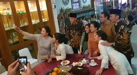 Kebahagiaan tengah dirasakan oleh pasangan selebriti wendy cagur dan sang istri, ayu. AHY dan Ibas Silaturahmi ke Kediaman Megawati ...