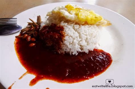 Sometime last week, i had posted an entry about suri's nasi lemak which is one that is very famous in petaling jaya. Review: Medan Selera 223, Jalan 223 PJ