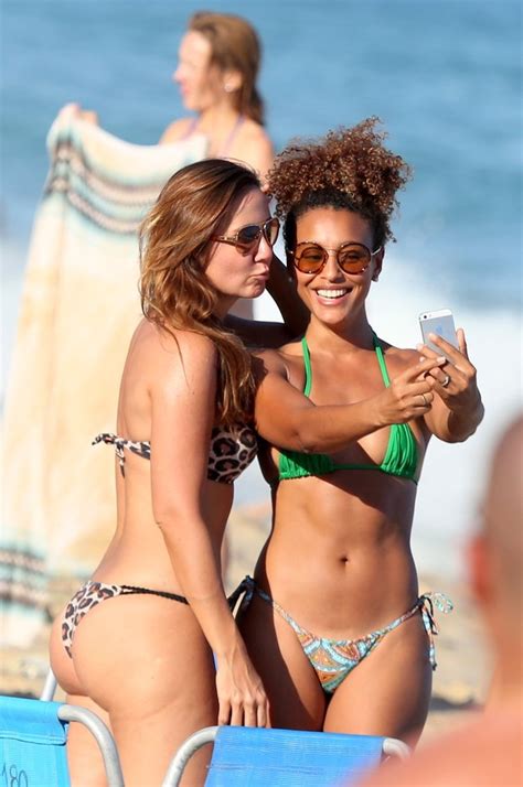 EGO Sheron Menezzes mostra corpão e faz selfie com amigos em dia de praia notícias de Famosos