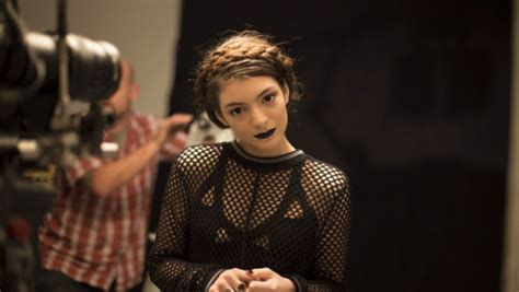 (royals) it don't run in our blood that kind of luxe just ain't for us we crave a different kind of buzz let me be your ruler (ruler) you can call me queen bee and. Lorde Royals | testo traduzione video