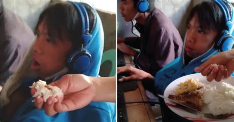 Madre Le Da De Comer En La Boca A Su Hijo De 13 Años Mientras Juega
