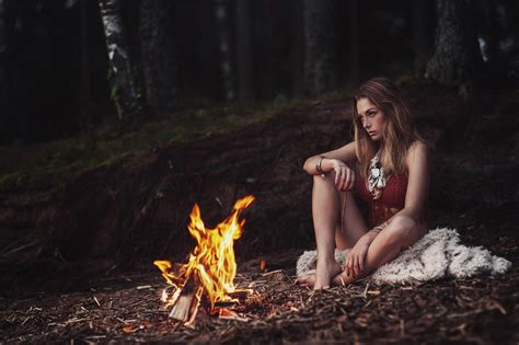 fondos de pantalla luz de sol Árboles bosque mujeres al aire libre mujer modelo mirando