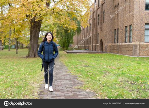Estudiantes Caminando A La Escuela — Fotos De Stock © Leungchopan
