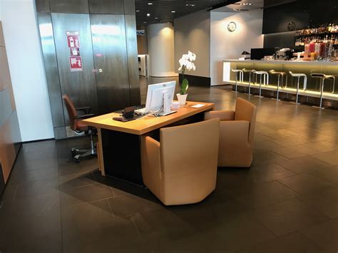 Review Lufthansa First Class Lounge Frankfurt Live And Lets Fly